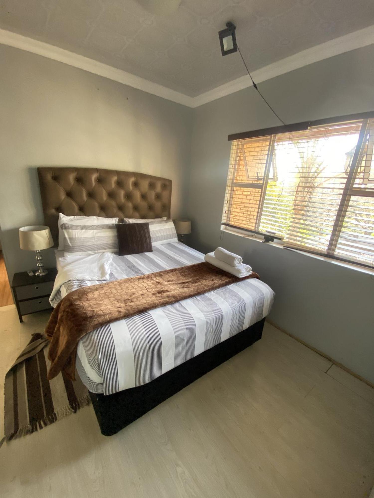 Menlyn Mews Guesthouse Pretoria Luaran gambar